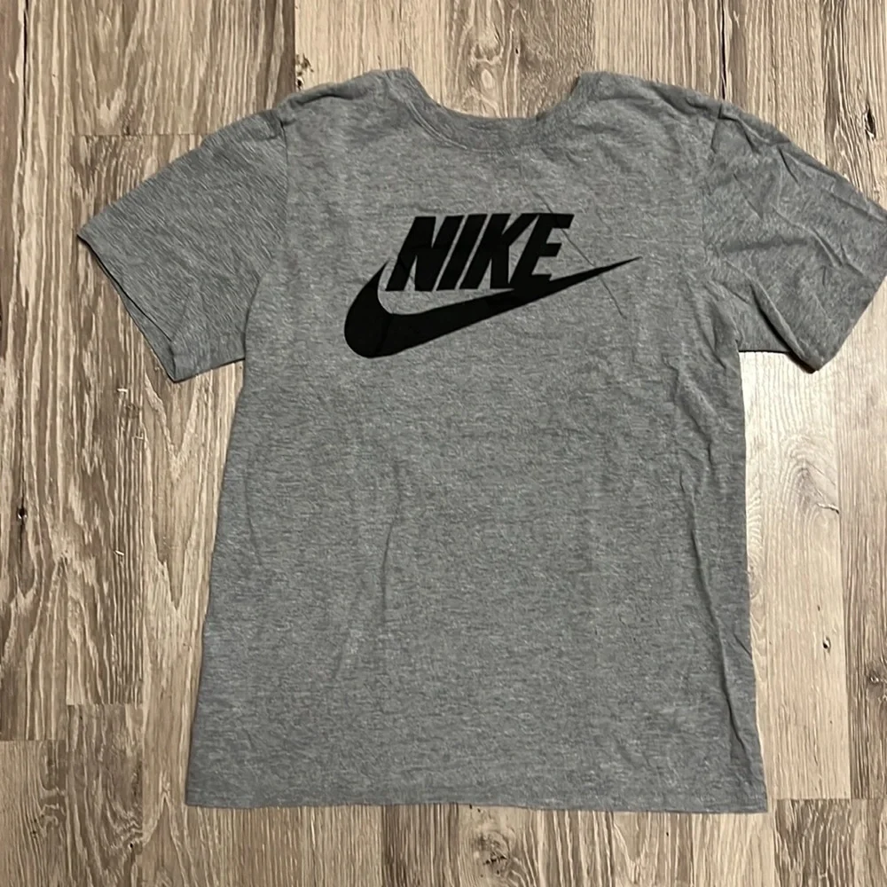 Nike T-Shirt - Picture 2 of 3